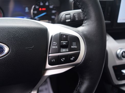 Used 2023 Ford Explorer XLT w/ Equipment Group 202A image 5