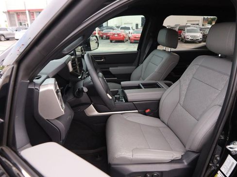 Used 2025 Toyota Tundra Limited AWD/4WD image 7