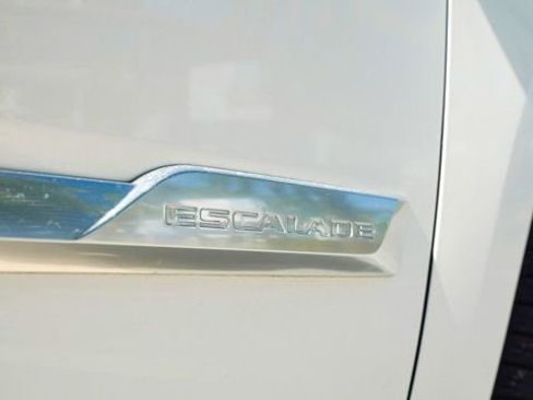 Used 2019 Cadillac Escalade ESV Premium Luxury image 36