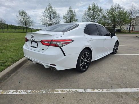 Used 2018 Toyota Camry SE w/ Convenience Package image 6