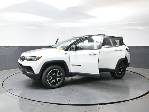 Used 2025 Jeep Compass Trailhawk AWD/4WD image 55
