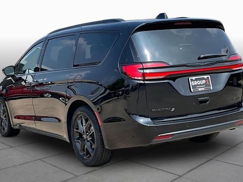 Used 2025 Chrysler Pacifica Limited FWD image 10