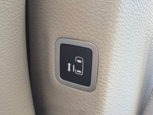 Used 2024 Chrysler Pacifica Touring-L image 32