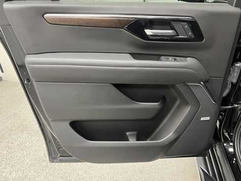 Used 2025 Chevrolet Suburban High Country image 37