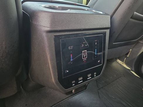 Used 2025 GMC Yukon AT4 Ultimate AWD/4WD image 11