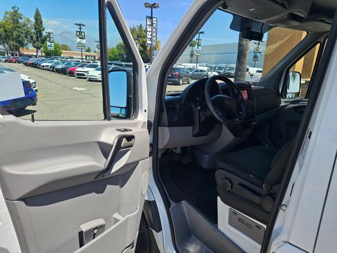Used 2016 Mercedes-Benz Sprinter 2500 image 9