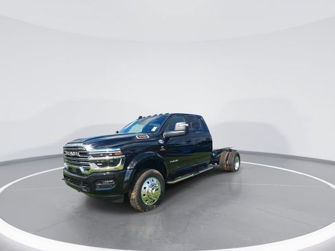 New 2026 RAM 4500 4x4 Crew Cab DRW w/ Laramie Trim Package image 4
