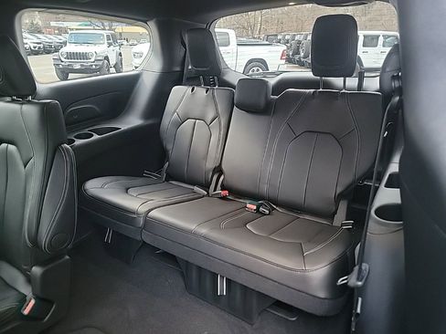 New 2026 Chrysler Pacifica Select image 18