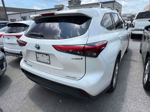 Used 2020 Toyota Highlander Limited FWD image 2