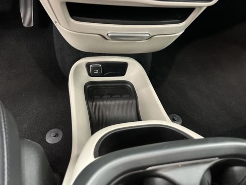 Used 2023 Chrysler Pacifica Touring-L FWD image 12