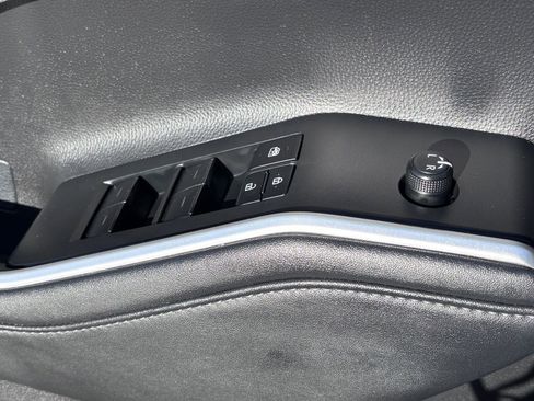 Used 2024 Toyota Highlander LE FWD image 21