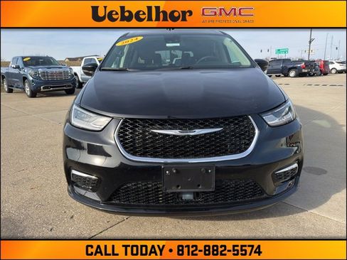 Used 2024 Chrysler Pacifica Touring-L image 14