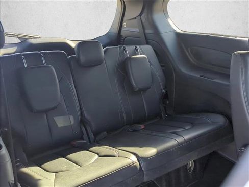 Used 2018 Chrysler Pacifica Touring-L FWD image 25