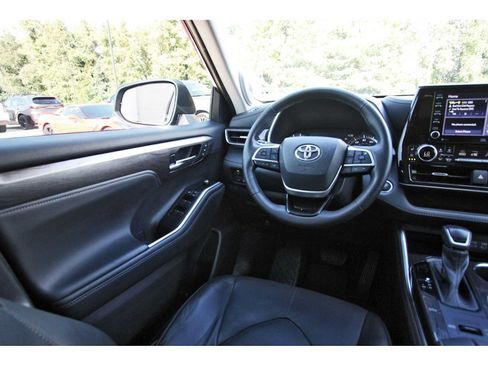 Used 2022 Toyota Highlander Limited FWD image 6
