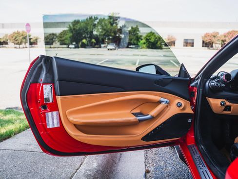 Used 2021 Ferrari F8 Tributo RWD image 40