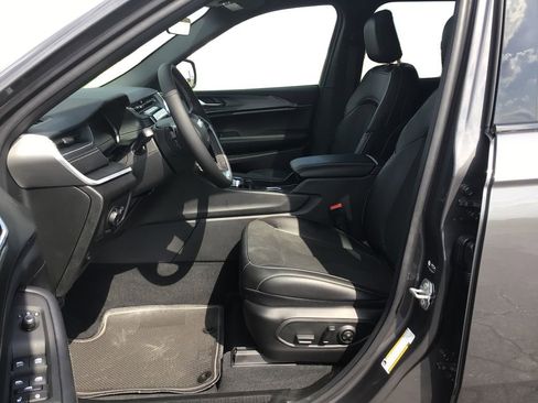 New 2025 Jeep Grand Cherokee Altitude image 9