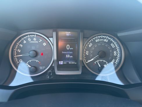 Used 2017 Toyota Tacoma TRD Sport w/ Tow Package AWD/4WD image 18
