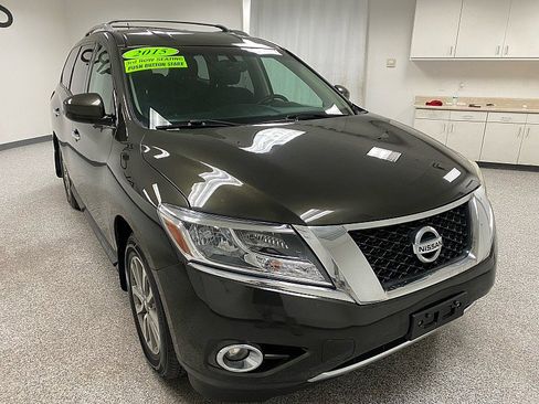 Used 2015 Nissan Pathfinder SV w/ Cargo Package image 3