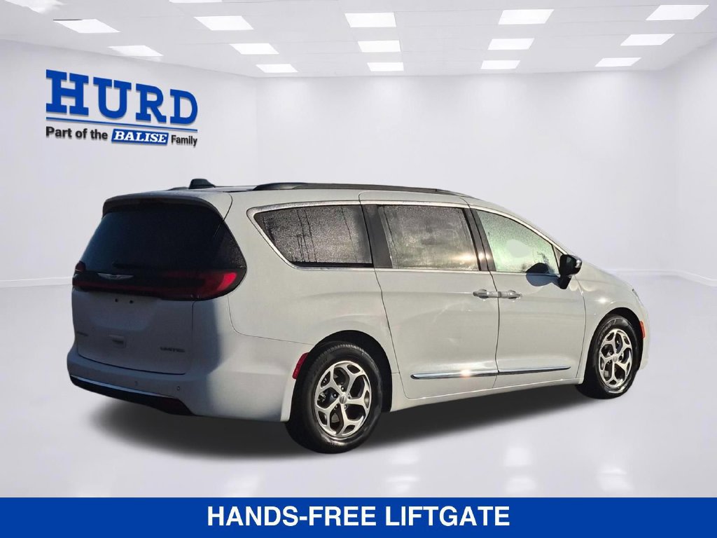Used 2023 Chrysler Pacifica Limited FWD image 3
