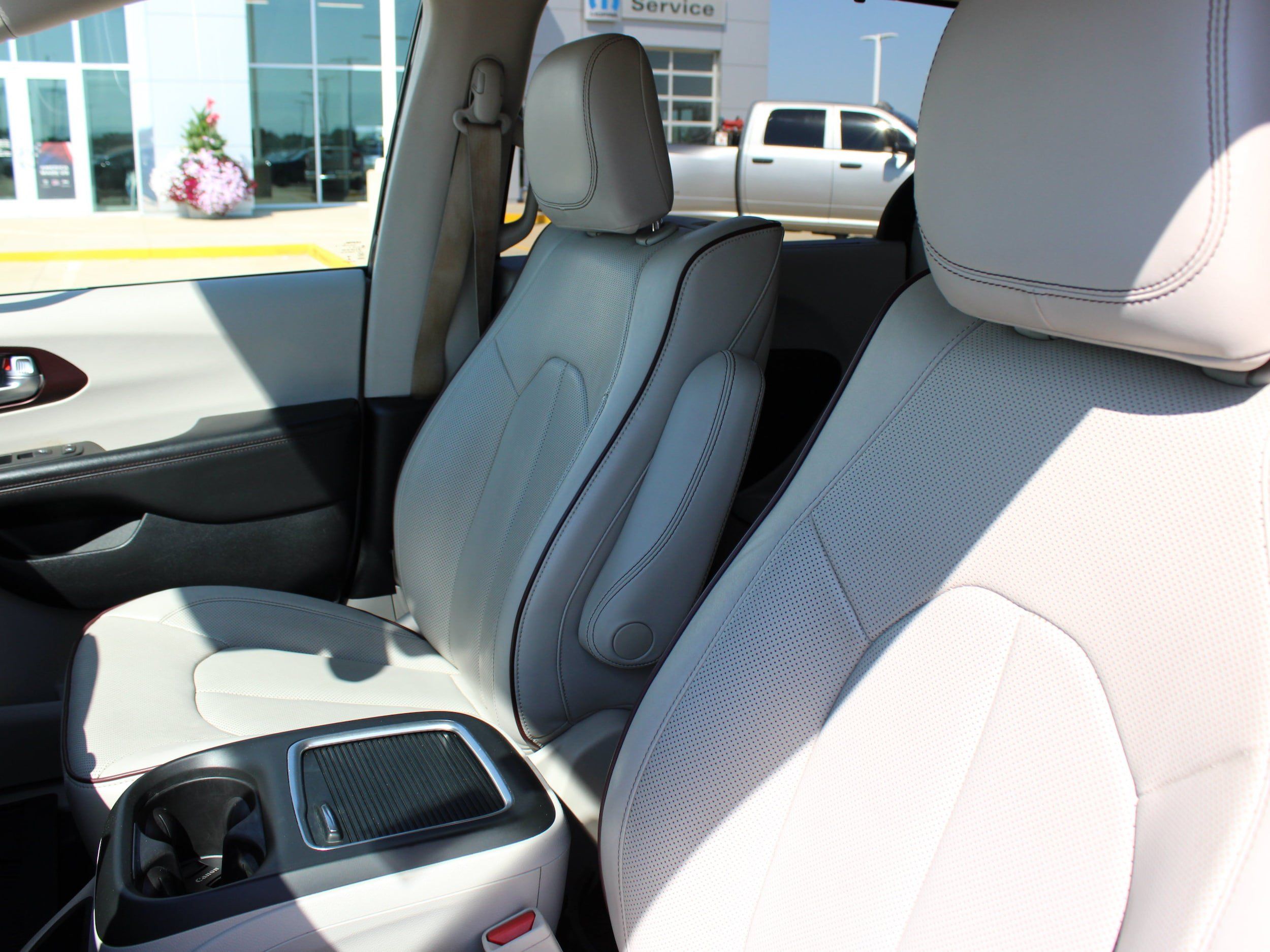 Used 2020 Chrysler Pacifica Limited w/ Tire & Wheel Group FWD image 38