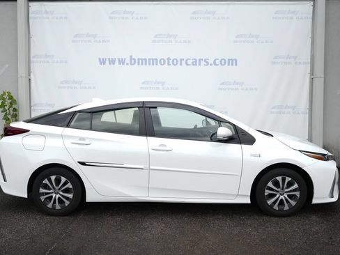 Used 2021 Toyota Prius Prime LE w/ Carpet Mat Package (TMS) FWD image 7