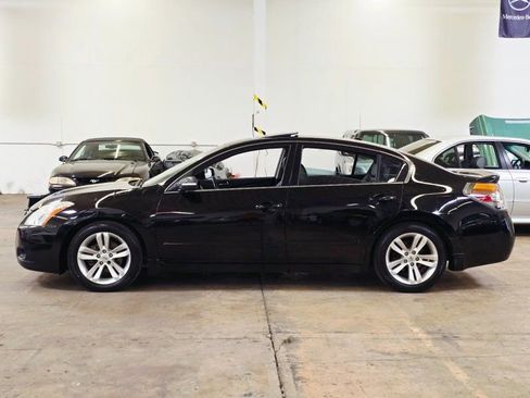 Used 2010 Nissan Altima 3.5 SR w/ Premium Pkg FWD image 3