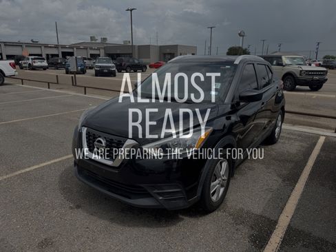 Used 2019 Nissan Kicks S FWD image 2