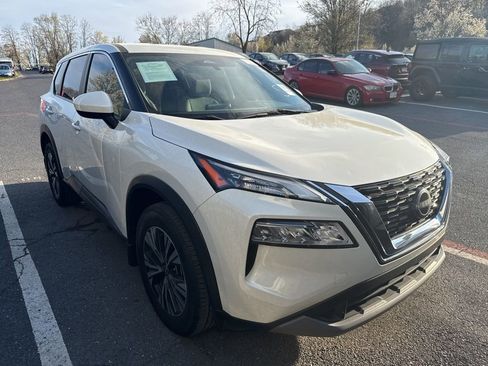 Used 2023 Nissan Rogue SV image 1