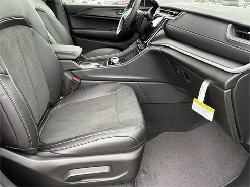 New 2025 Jeep Grand Cherokee L Altitude image 12