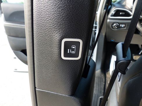 Used 2026 Chrysler Pacifica Select FWD image 41
