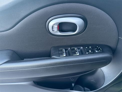 Used 2017 Kia Soul + image 15