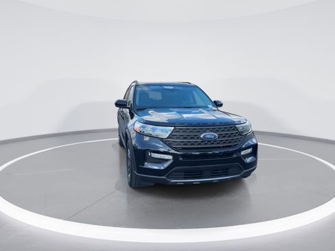 Used 2023 Ford Explorer XLT w/ Equipment Group 202A image 3