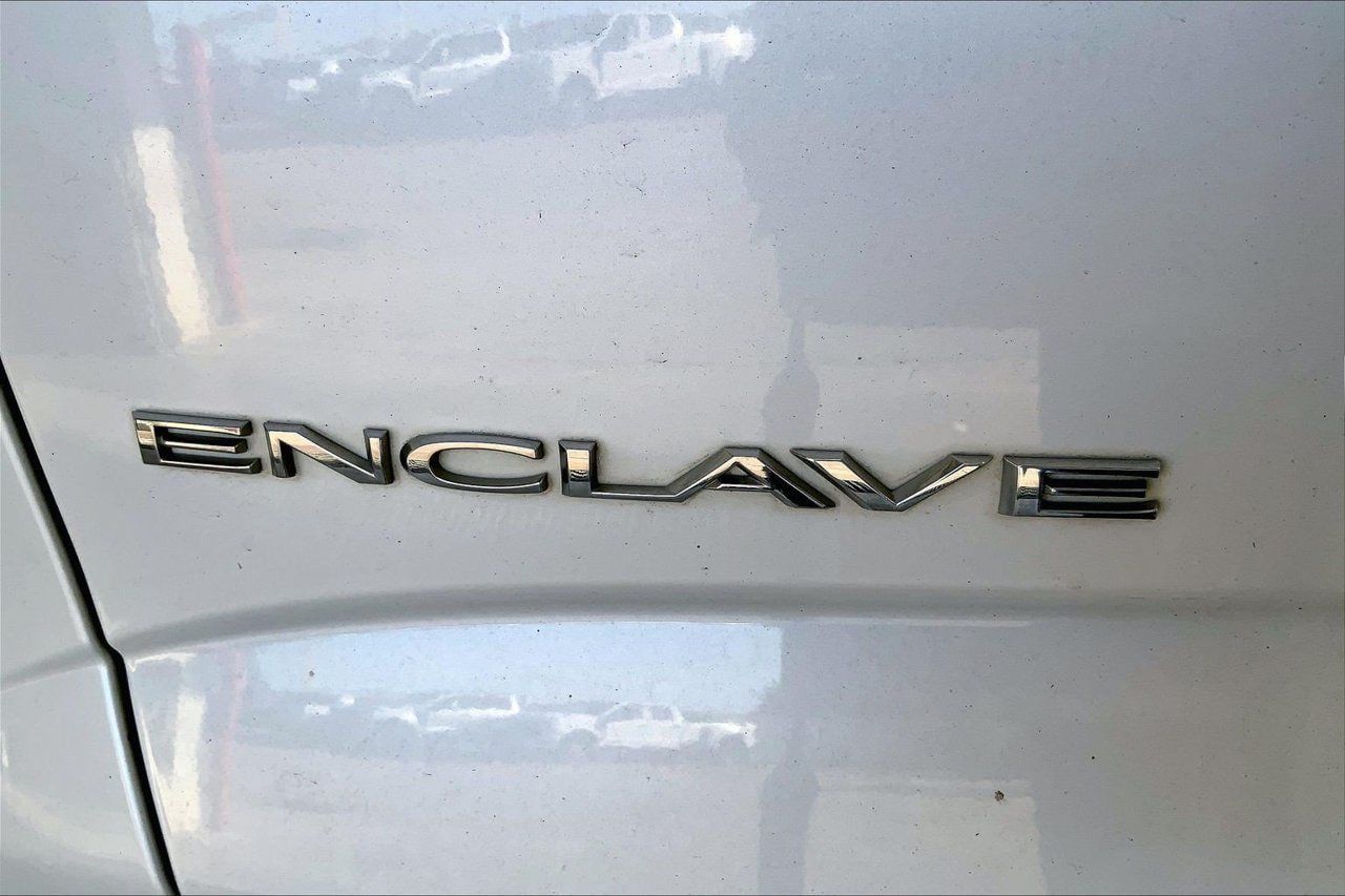 Used 2022 Buick Enclave Essence w/ Sport Touring Edition FWD image 9