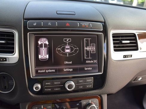 Used 2016 Volkswagen Touareg TDI AWD/4WD image 65