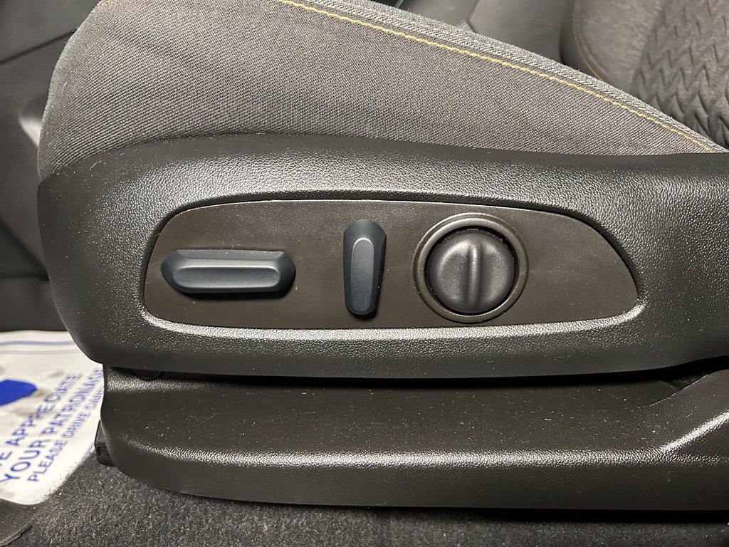Used 2022 Chevrolet Equinox LT w/ LPO, Floor Liner Package FWD image 17