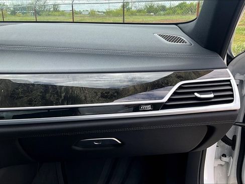 Used 2022 BMW 740i w/ M Sport Package image 18