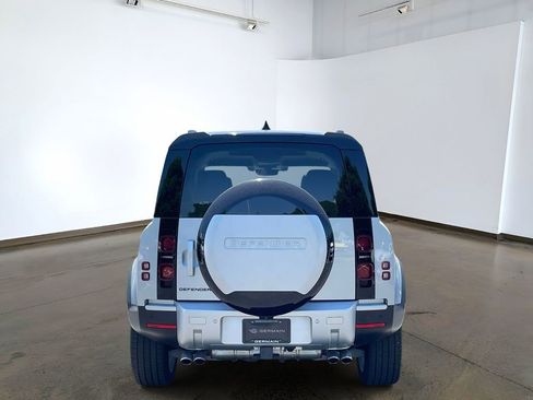 Used 2024 Land Rover Defender 110 SE AWD/4WD image 5