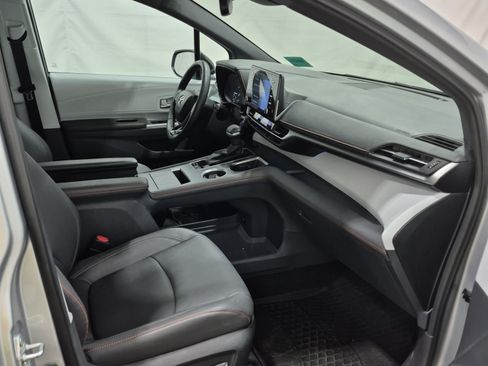 Used 2023 Toyota Sienna XSE AWD/4WD image 11