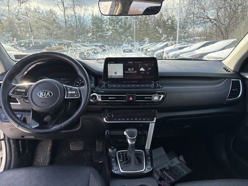 Certified 2021 Kia Seltos SX w/ SX Sunroof Package image 27