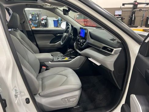 Used 2023 Toyota Highlander XLE AWD/4WD image 24