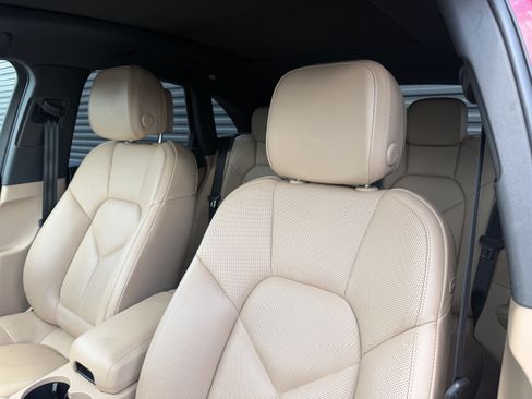 Certified 2024 Porsche Macan AWD/4WD image 14
