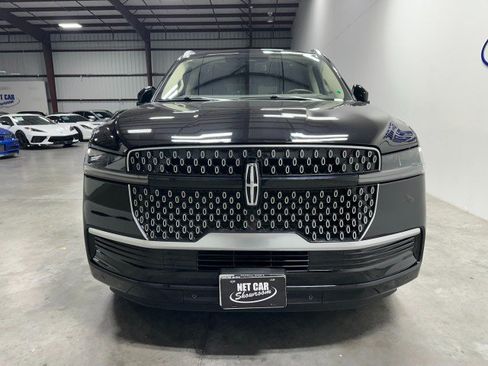 Used 2025 Lincoln Navigator Reserve AWD/4WD image 7