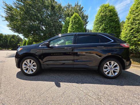 Used 2022 Ford Edge Titanium image 2