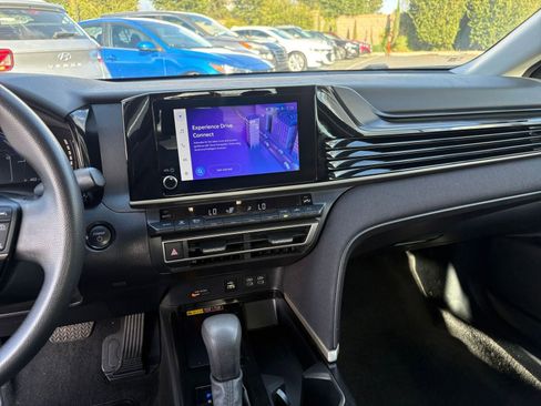 Used 2025 Toyota Camry LE image 17