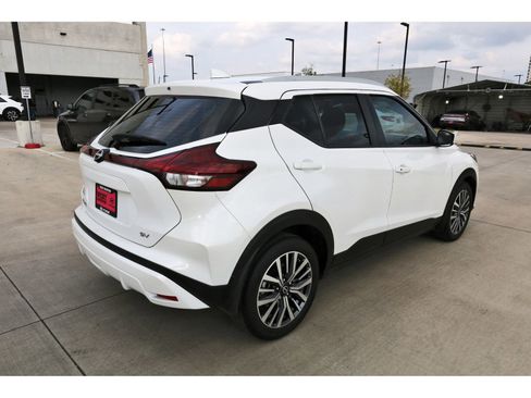 Used 2024 Nissan Kicks SV image 8