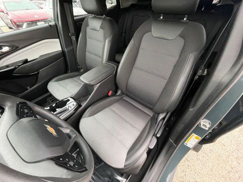 Used 2025 Chevrolet Trax LT image 35