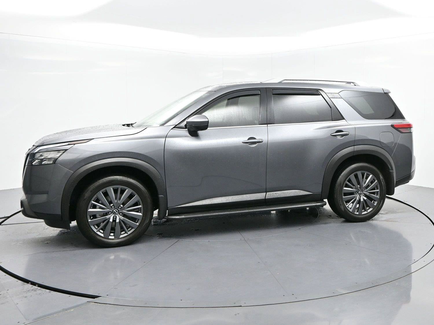 Used 2025 Nissan Pathfinder SL w/ SL Premium Package FWD image 4