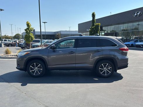 Used 2018 Toyota Highlander XLE AWD/4WD image 2