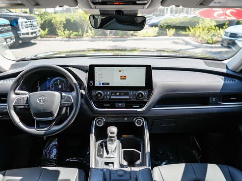 Used 2025 Toyota Grand Highlander FWD image 12