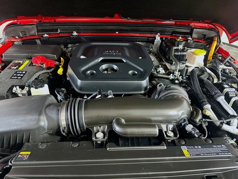 Used 2025 Jeep Wrangler Willys image 32